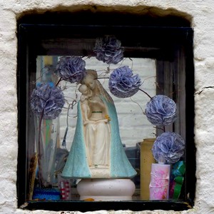 Niche dans un mur renfermant une statue de vierge et des fleurs en papier - France  - collection de photos clin d'oeil, catégorie clindoeil